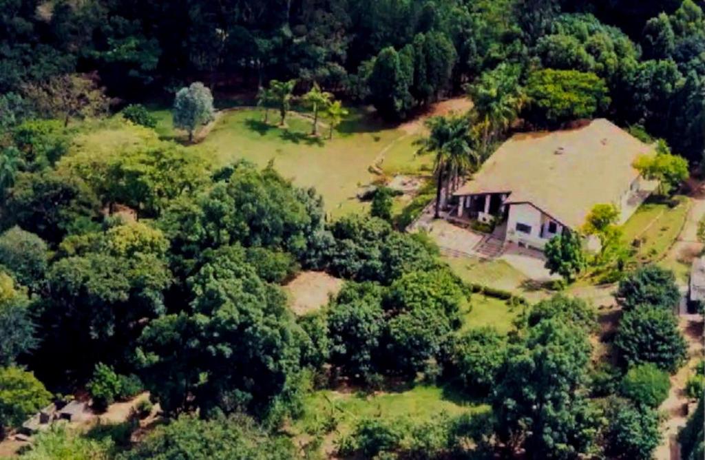 an aerial view of a house in the forest at Casa colonial em Itù - Sorocaba in Mairinque