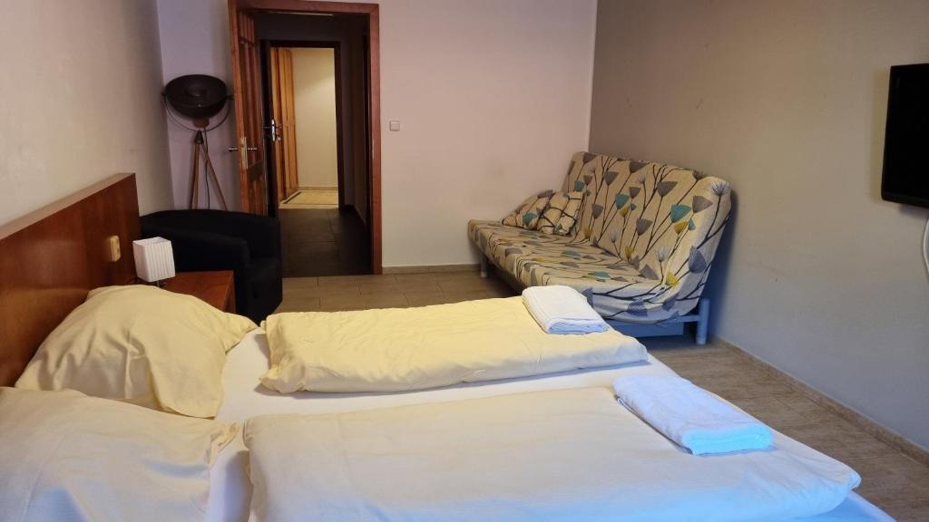Postel nebo postele na pokoji v ubytování neVINNÉ Apartmány