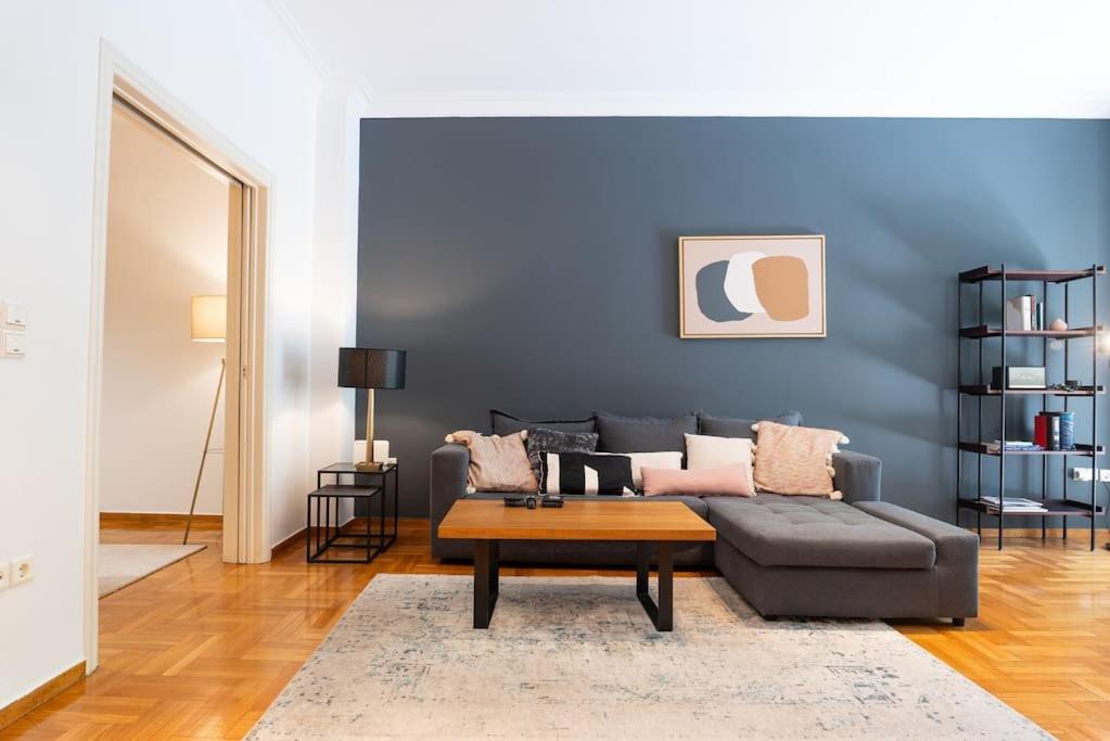 The Azure Teal Athens 2 mins from the metro ! Fully airconditioned!