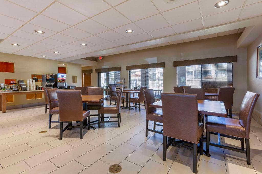 Best Western Plus Scottsdale Thunderbird Suites photo