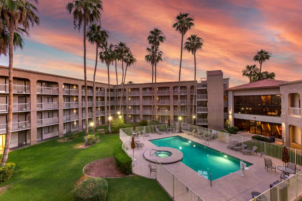 Best Western Plus Scottsdale Thunderbird Suites photo