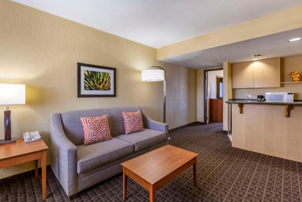 Best Western Plus Scottsdale Thunderbird Suites photo