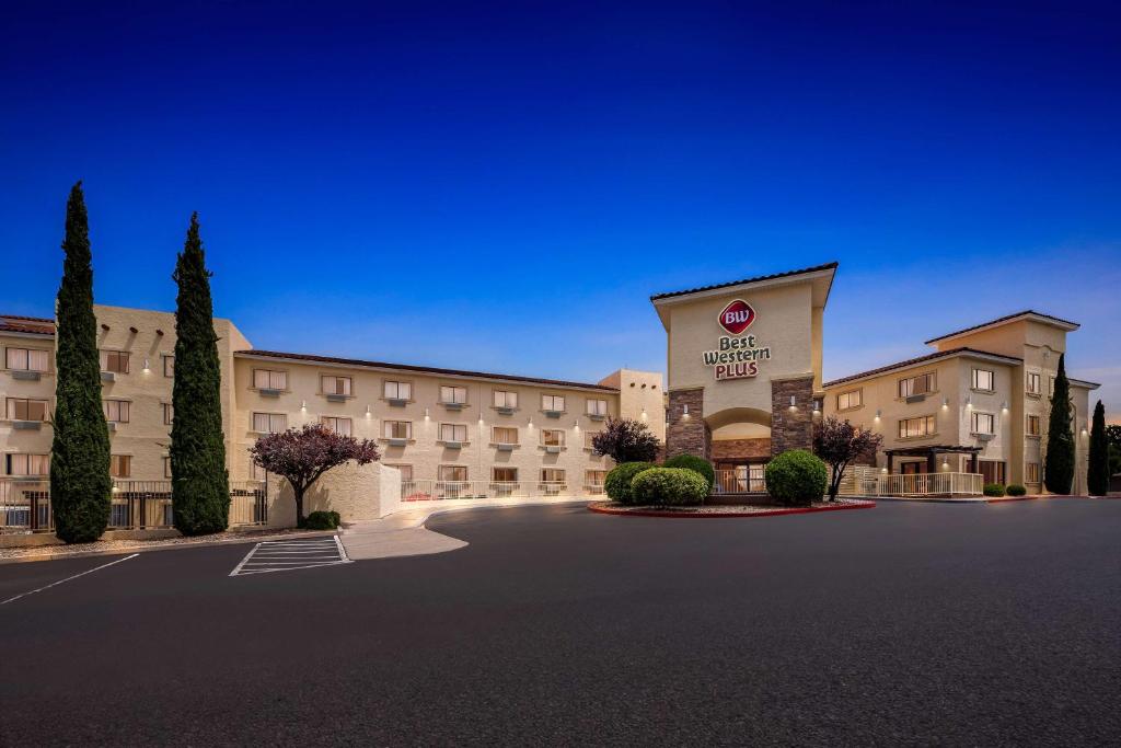Una representación de un hotel con estacionamiento. en Best Western Plus At Lake Powell, en Page