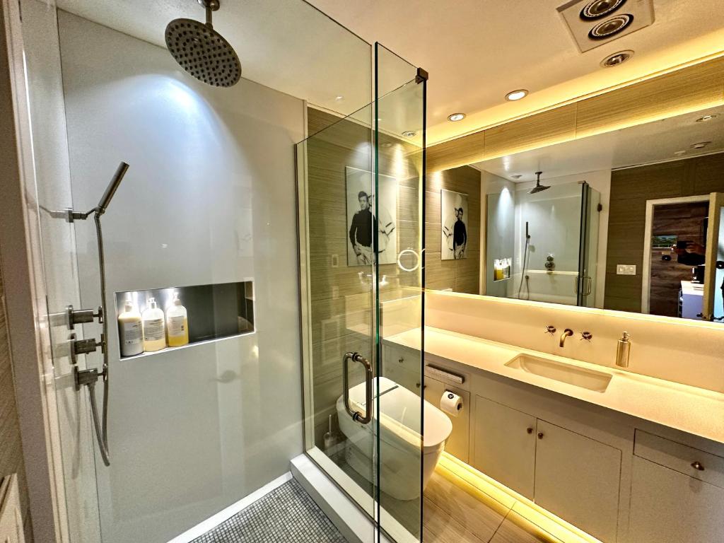 a bathroom with a shower and a toilet and a sink at HOLLYWOOD HILLS JETLINER VIEWS at STUDIO 1080 HOLLYWOOD in Los Angeles