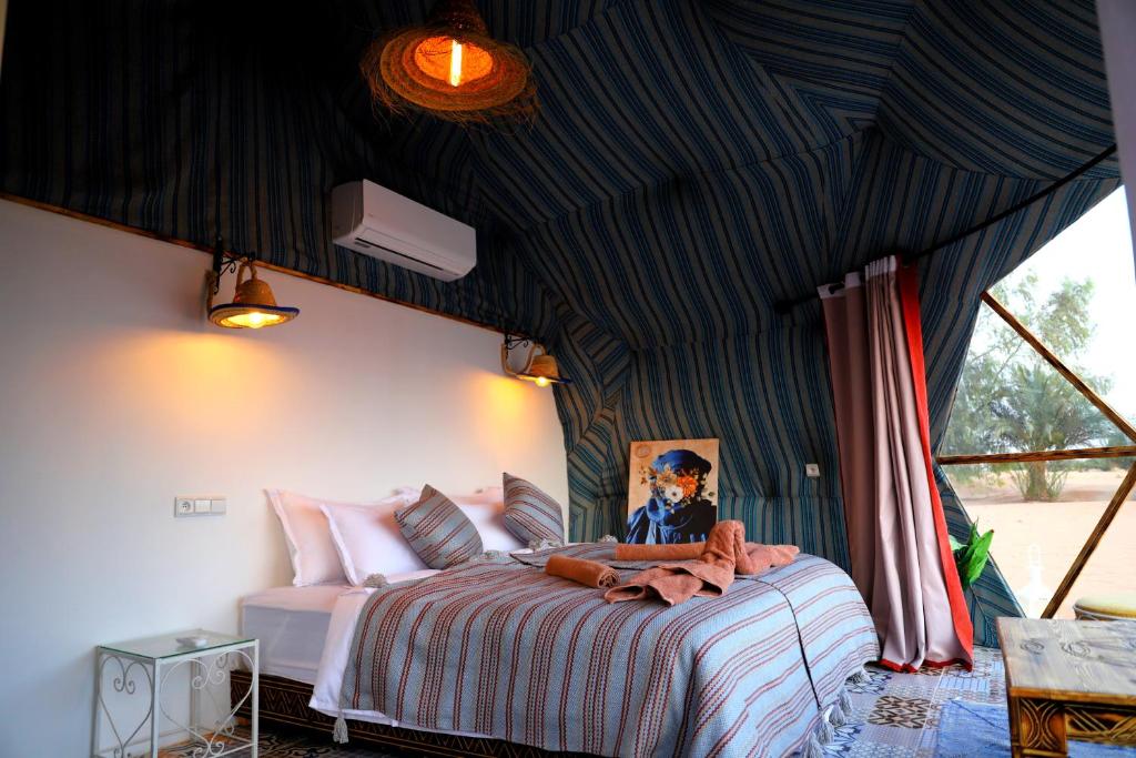 Postel nebo postele na pokoji v ubytování Merzouga Dome
