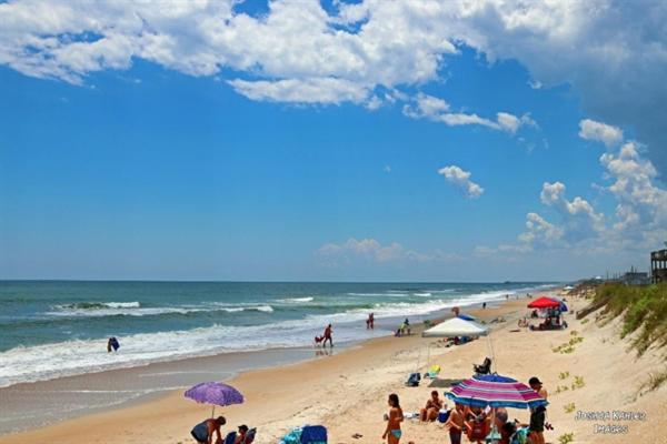 ノース・トップセール・ビーチにあるBlue Dolphin Seaviewの傘持ちの浜辺の人々
