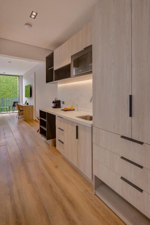 Kuchyň nebo kuchyňský kout v ubytování Vuestro Hotel Boutique
