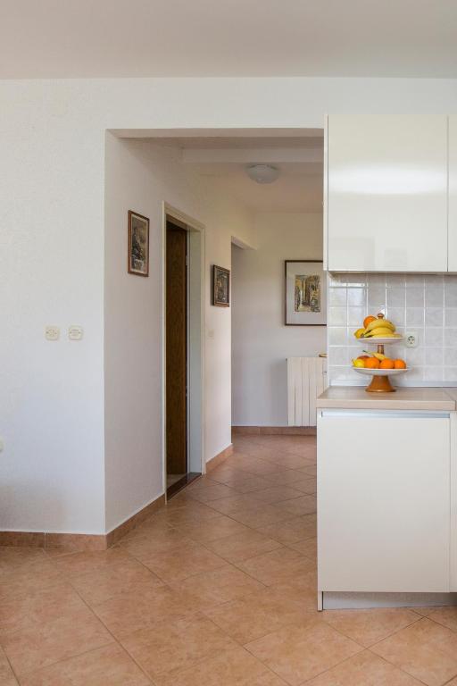Kuchyňa alebo kuchynka v ubytovaní Apartments for families with children Presika, Labin - 11656