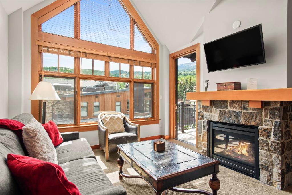 a living room with a fireplace and a tv at Maroon Point Capitol Peak Lodge #3516 in Snowmass Village