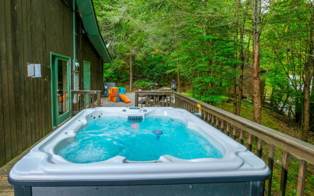 een hot tub aan de achterkant van een huis bij Adventure Lodge in Gatlinburg