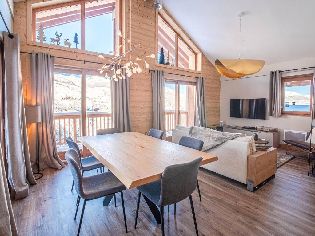 un salon avec une table et un canapé dans l'établissement Chalet 3* à Valmorel - 6 pers. - Pied de pistes, parking, wifi, prestations hôtelières - FR-1-356-464, à Valmorel