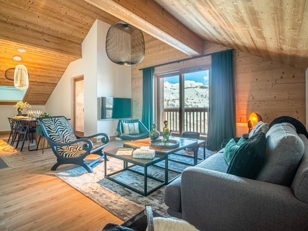 un salon avec un canapé et une table dans l'établissement Appartement cosy pour 8 pers. avec parking, au pied des pistes, Valmorel - FR-1-356-493, à Valmorel