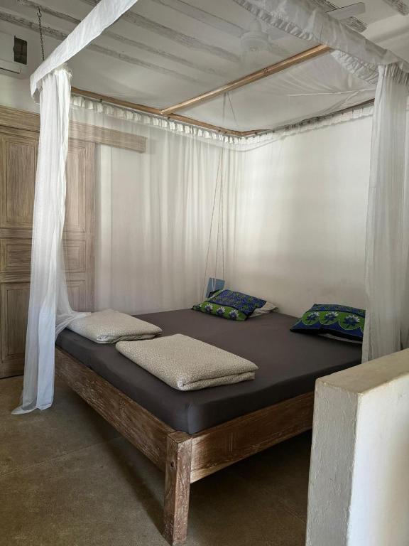 Postel nebo postele na pokoji v ubytování peeKAboo Diani Beach