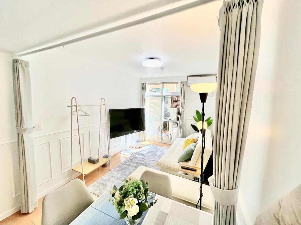 Ikebukuro 1 stop 2 min Designer Entire House 3BR up to 8 guests 3 min to Convenience Store 6 min walk to to 24-hour Don Quijote Duty-Free Store