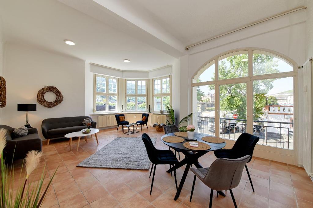 a living room with a table and chairs at Ferienwohnungen am Gestade Wohnung 2 in Bernkastel-Kues