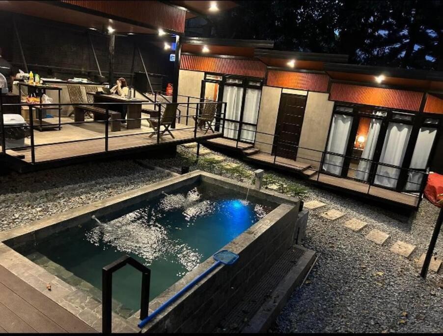 eine Wasserpfütze vor einem Gebäude in der Unterkunft Mizukaze Tagaytay Japanese villa in Iruhin