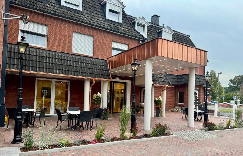 パーペンブルクにあるApartmenthaus Pelikanの目の前にテーブルと椅子が置かれた建物