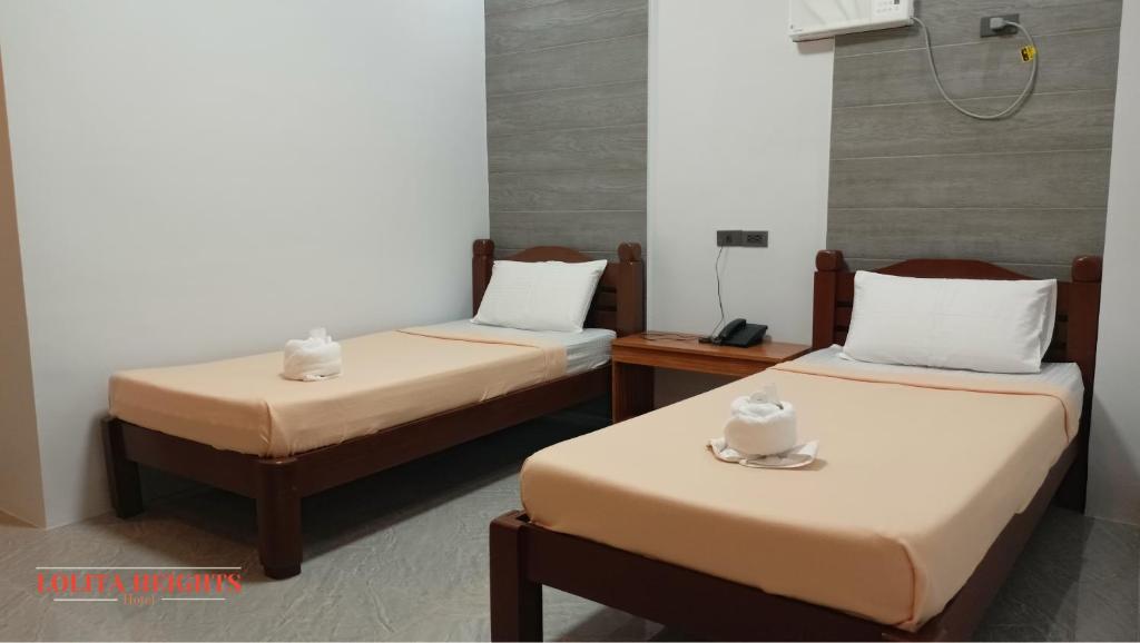Postel nebo postele na pokoji v ubytování Lolita Heights Hotel