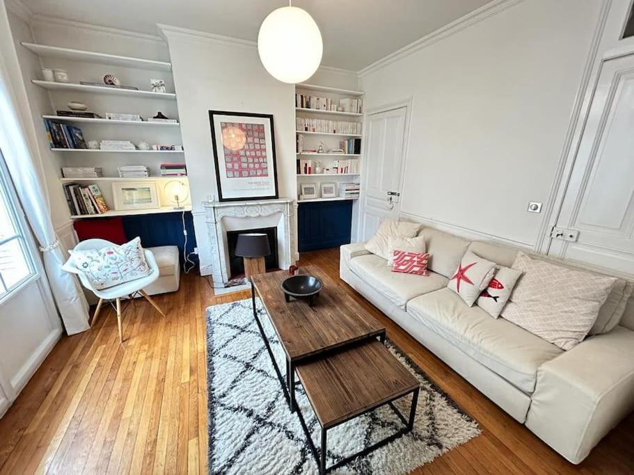 un salon avec un canapé et une cheminée dans l'établissement Clou dans le fer hyper centre immeuble luxueux, à Reims