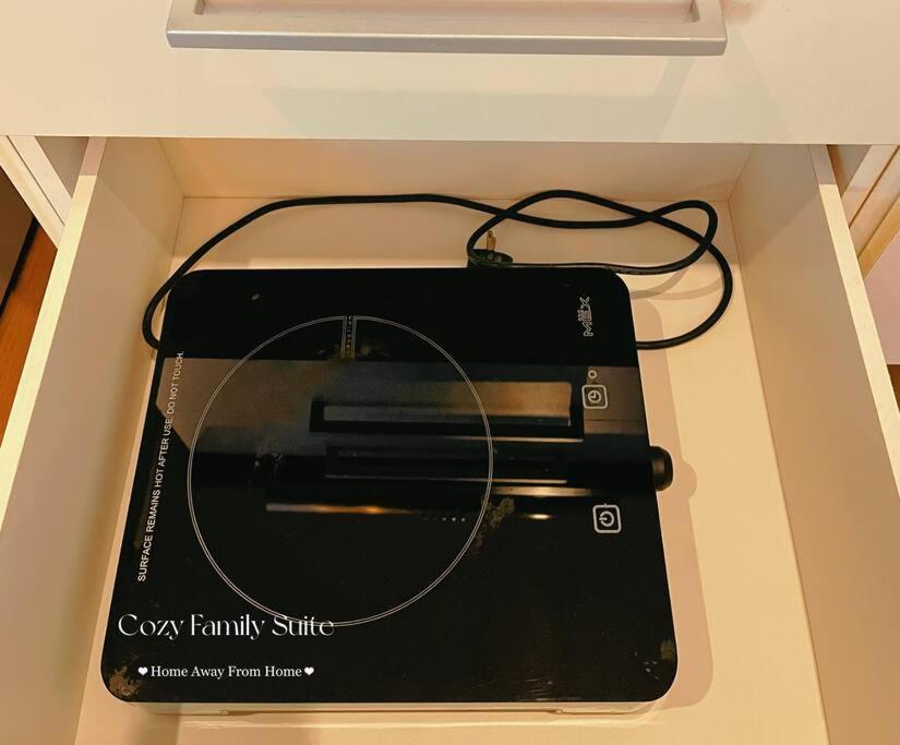 ハジャイにある2BR Cozy Family Suite Hat Yaiのテーブルの上の箱に入った黒い家電製品