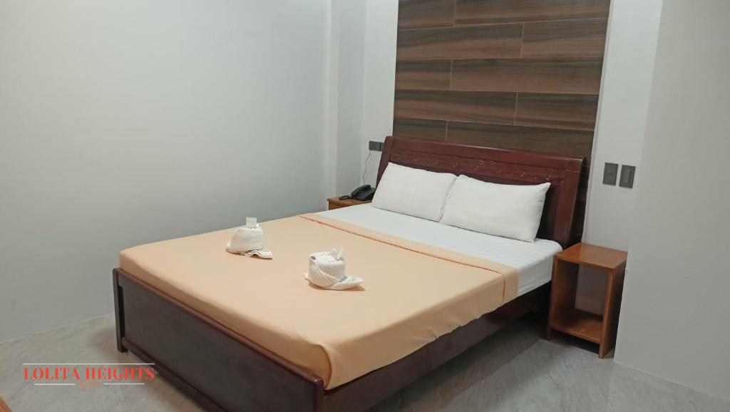 Postel nebo postele na pokoji v ubytování Lolita Heights Hotel