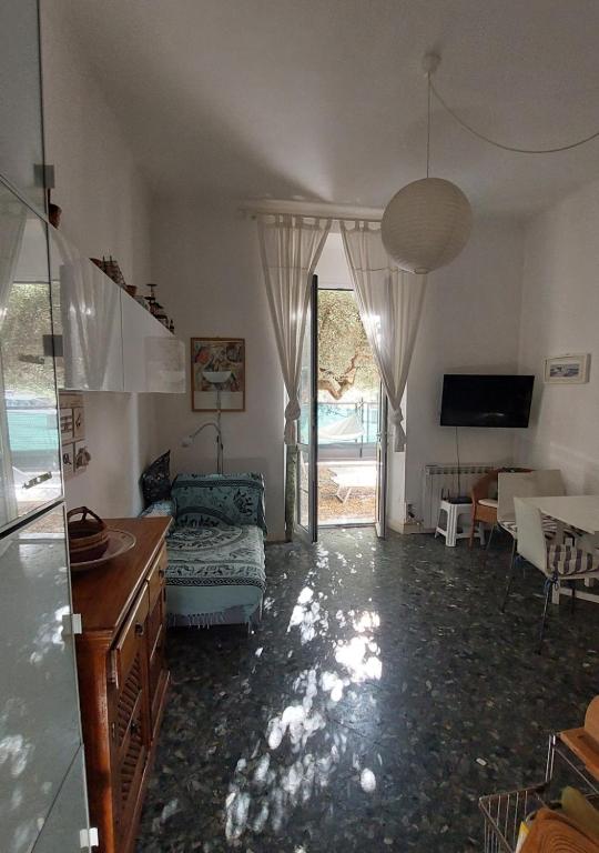TV a/nebo společenská místnost v ubytování Casa con giardino vicina a tutto