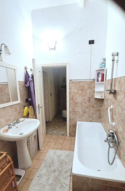 Koupelna v ubytování Casa con giardino vicina a tutto