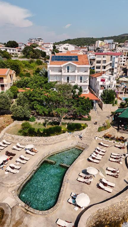 Bazén v ubytování Hotel R nebo v jeho okolí