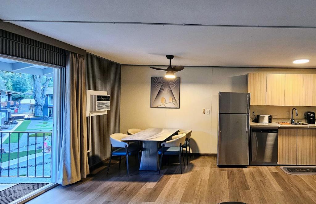 Kuchyň nebo kuchyňský kout v ubytování Interurban Suites Hotel