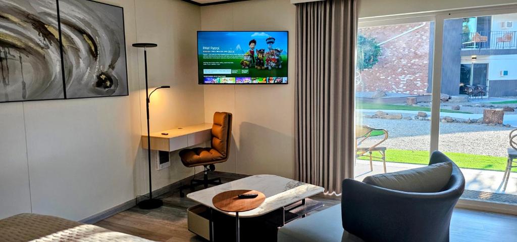 TV a/nebo společenská místnost v ubytování Interurban Suites Hotel