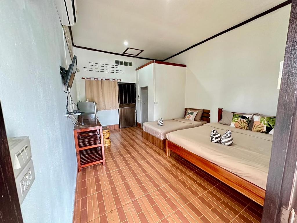 Postel nebo postele na pokoji v ubytování บ้านคุณโต้ง เชียงคาน BaanKhunTong ChiangKhan