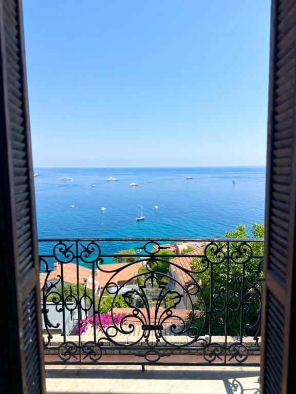 une vue sur l'océan depuis un balcon dans l'établissement Appartements de Luxe Bord de Mer, à Roquebrune-Cap-Martin