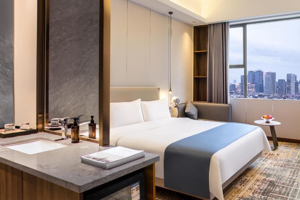 Postel nebo postele na pokoji v ubytování Fortune Land Shenzhen