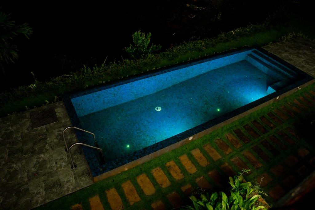 Bazén v ubytování Aadiv Twin Villas nebo v jeho okolí
