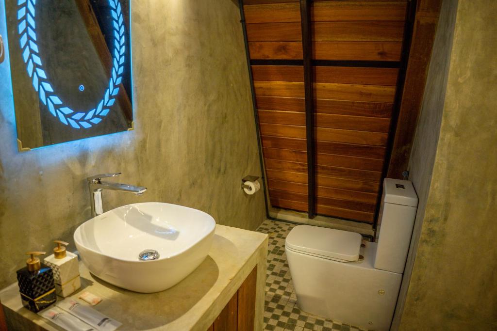 Koupelna v ubytování Aadiv Twin Villas