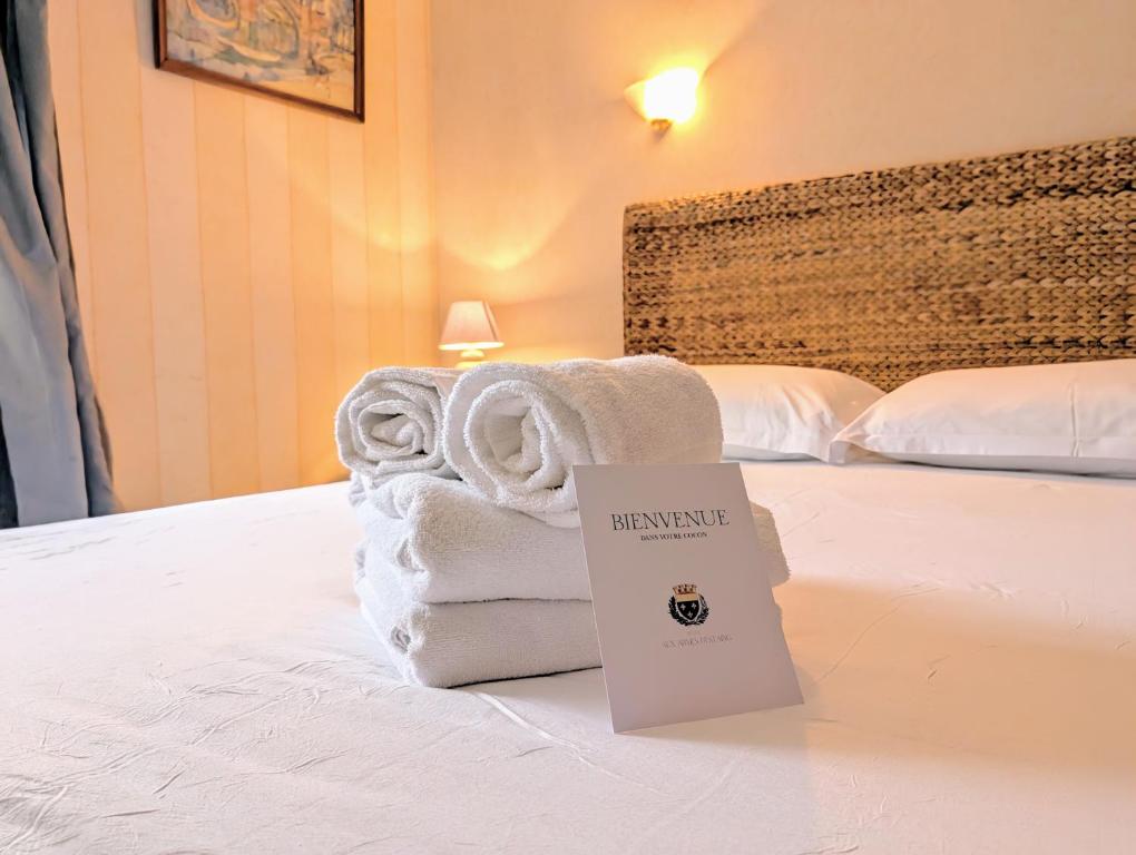 Postel nebo postele na pokoji v ubytování Hôtel Restaurant Aux Armes D'Estaing - KB HOTEL GROUP