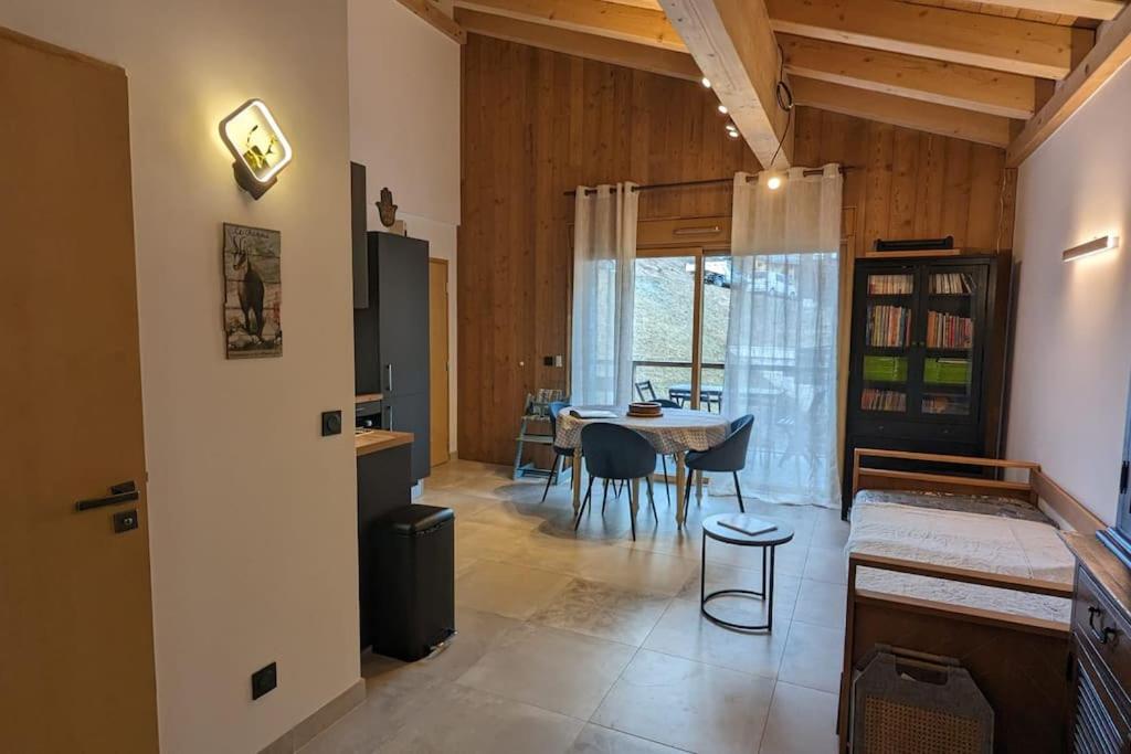 un salon avec une table et une salle à manger dans l'établissement Appartement ludothèque familial neuf à Combloux, à Combloux