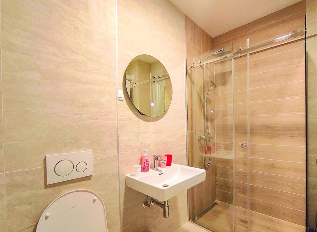 Un baño con inodoro, lavabo y ducha. en Pine Forest Magic, en Bjelašnica