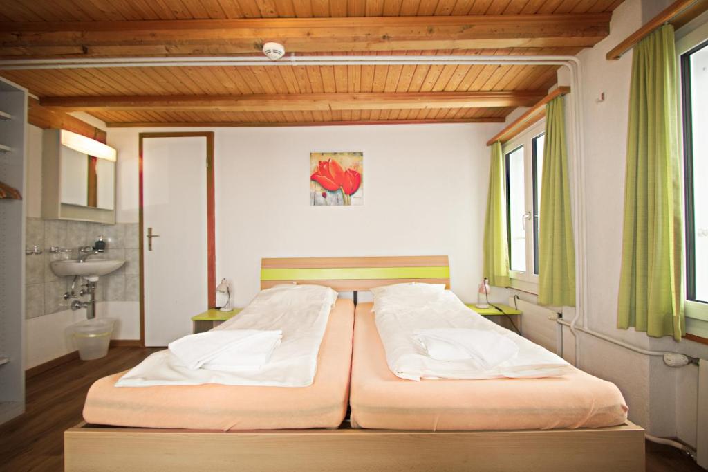 Postel nebo postele na pokoji v ubytování juhui Flumserberg