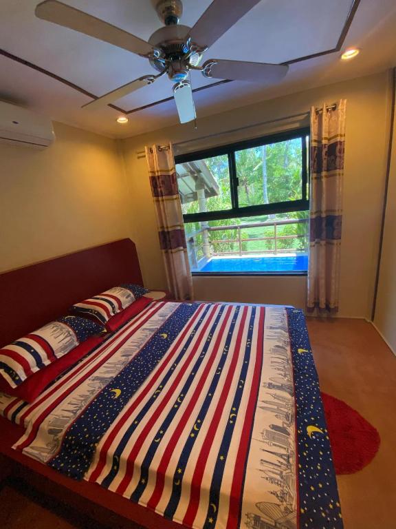 Postel nebo postele na pokoji v ubytování Siargao Sunset Bay Beach Villas