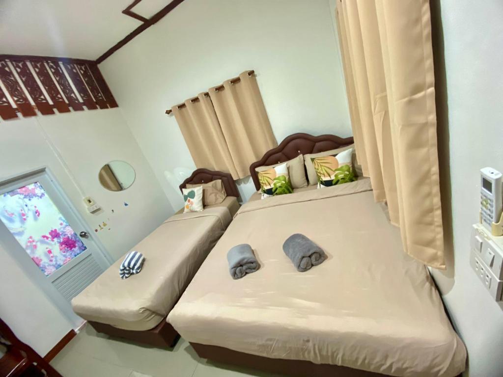 Postel nebo postele na pokoji v ubytování บ้านคุณโต้ง เชียงคาน BaanKhunTong ChiangKhan