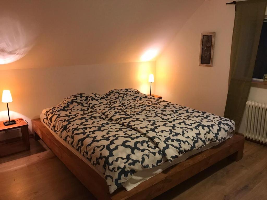 Postel nebo postele na pokoji v ubytování Hyllstofta cozy Apartmant