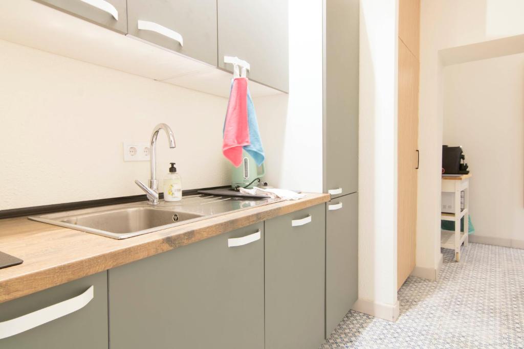 una cucina con armadi bianchi e lavandino di CBS- Calpe biking and summer a Calpe