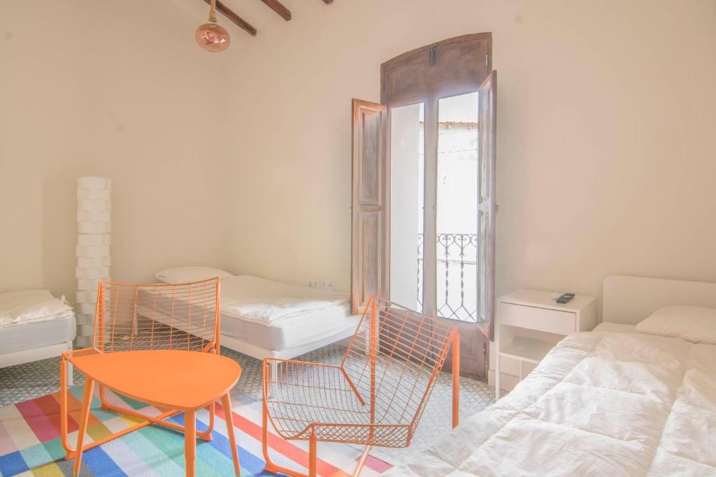 una stanza con un letto, un tavolo e delle sedie di CBS- Calpe biking and summer a Calpe