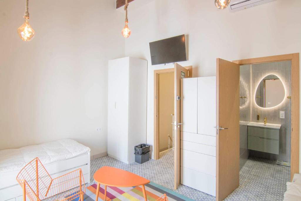 una camera con letto, tavolo e sedia di CBS- Calpe biking and summer a Calpe