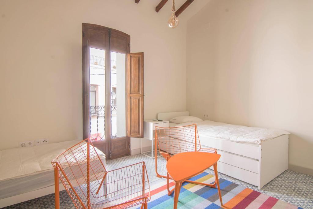 una camera da letto con due sedie e un letto e una finestra di CBS- Calpe biking and summer a Calpe