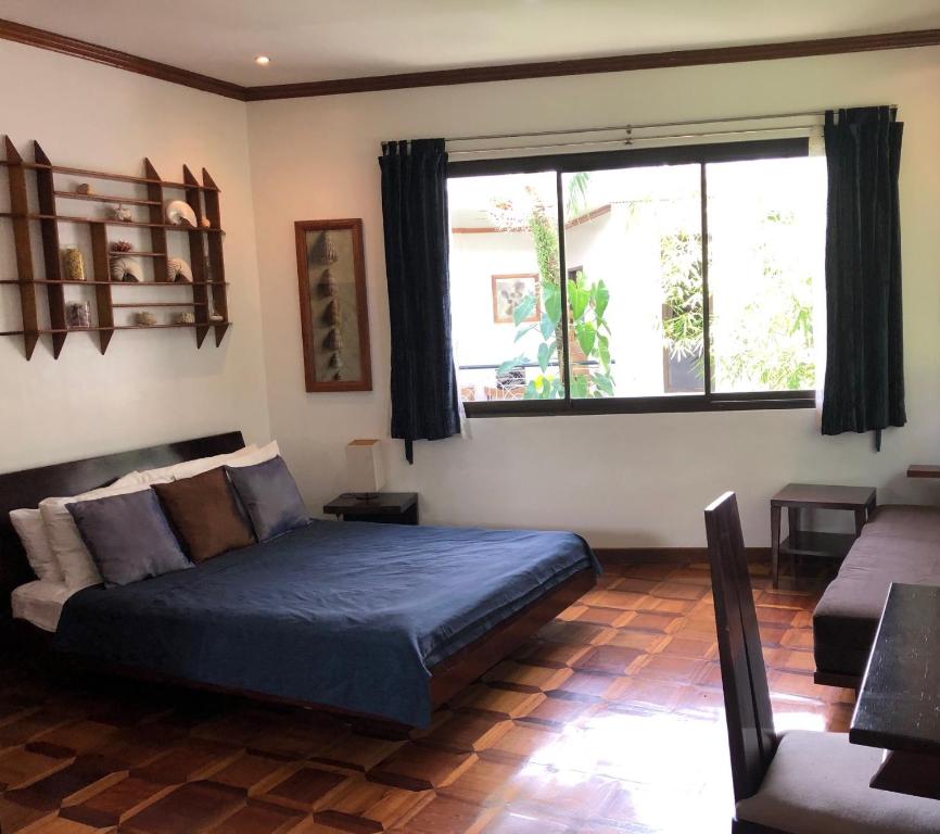 Argonauta Boracay Apartment Suites and Villas - Sala De Reina Con Vista Al Jardín