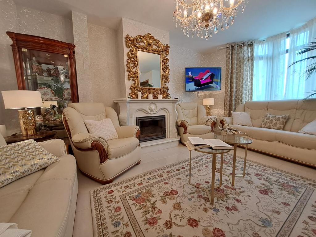 Televízia a/alebo spoločenská miestnosť v ubytovaní Casa Victoria garden con Jacuzzi y piscina