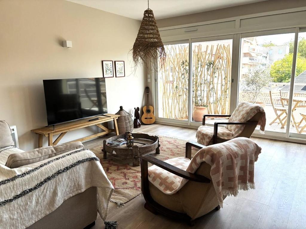 un salon avec des canapés et une télévision dans l'établissement T4 Villa d'Arguin, à Arcachon