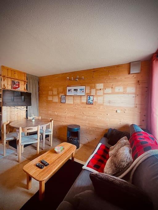 un salon avec un canapé et une table dans l'établissement Joli appartement avec vue Arc 2000, à Arc 2000